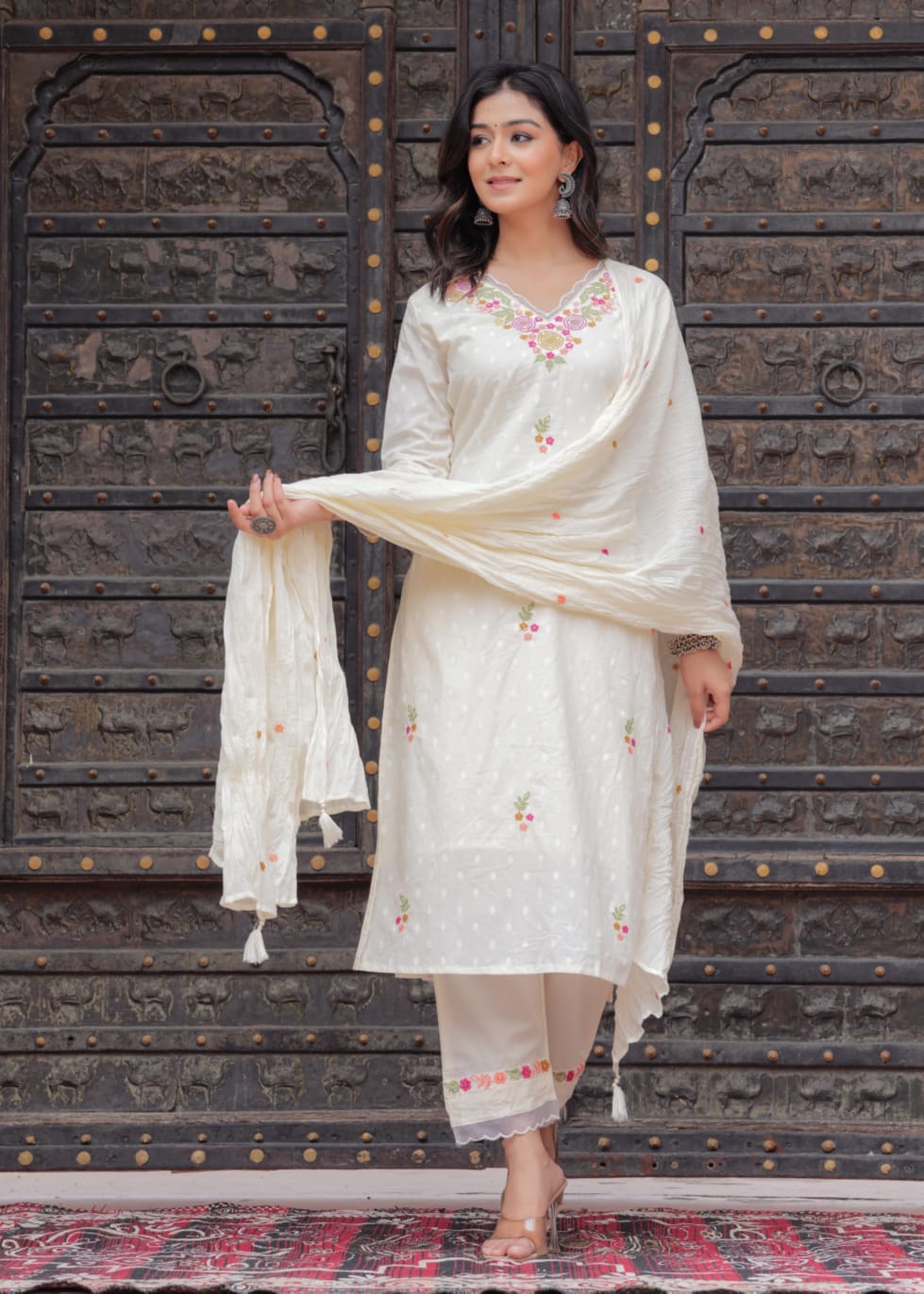 Kishaa Hand Embroidered Off White Straight Suit Set